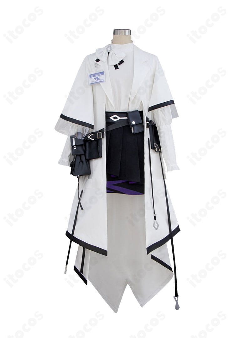 アークナイツ プリースティス衣装の正面ディテール。胸元の蝶ネクタイと名札、前立ての縫製と配色をクローズアップ。