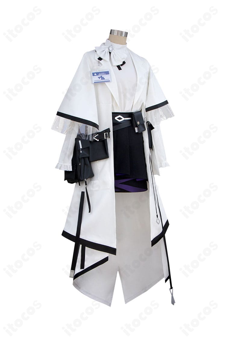 アークナイツ プリースティス衣装 右斜めから。コートのライン、腰飾り、ベルト位置の再現を確認できるアングル。