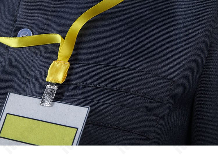 フランカ衣装の前胸ポケット装飾。小物ディテールと縫製の丁寧さが分かるクローズアップ