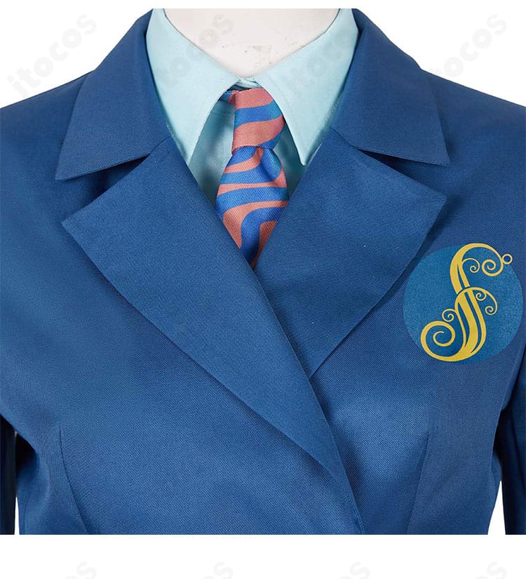 ウィキッド シズ大学 制服の襟元とネクタイの近接。配色と装飾ディテールを強調した画像