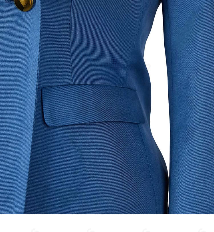 ウィキッド シズ大学 制服の襟とポケット周りの装飾。ステッチとパーツ配置の近接画像