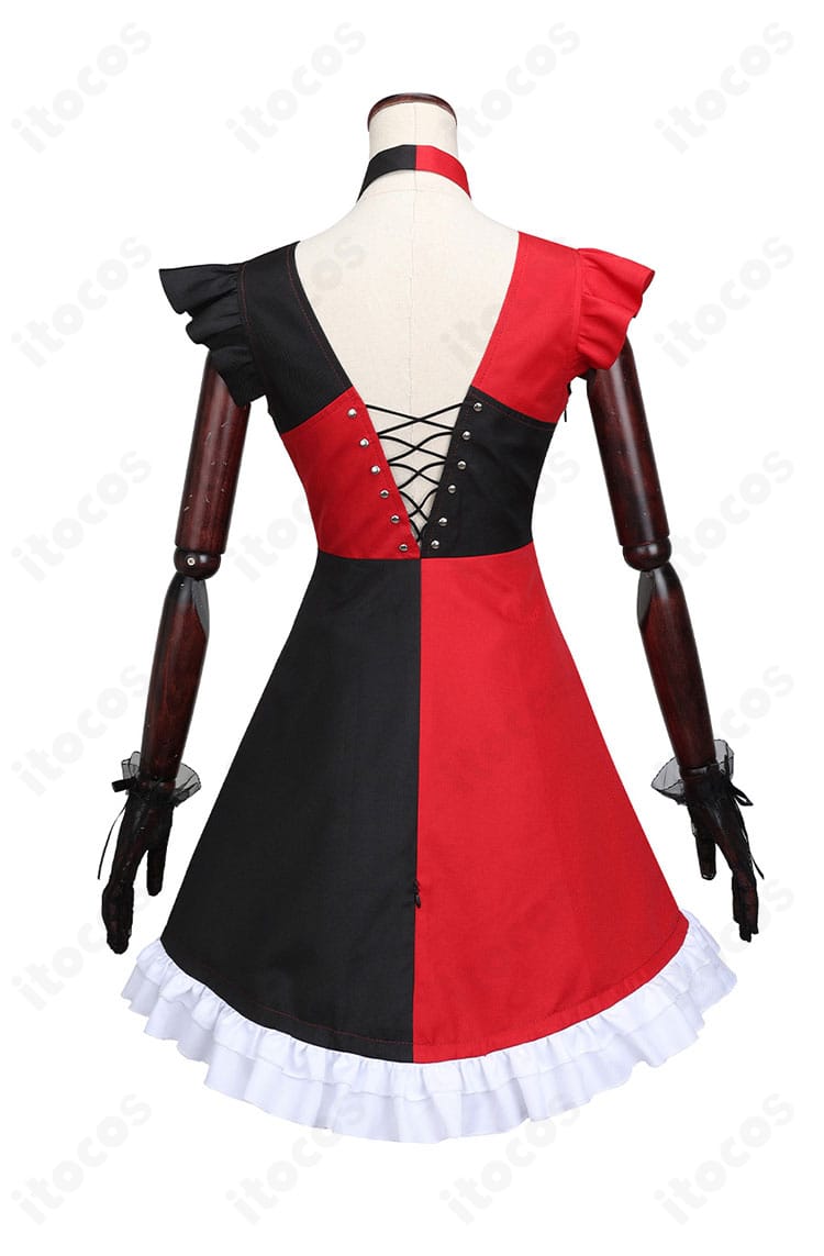 背面から見たローズ・ヴァレンティオン ドレス。レースアップとスカート装飾のディテールを強調