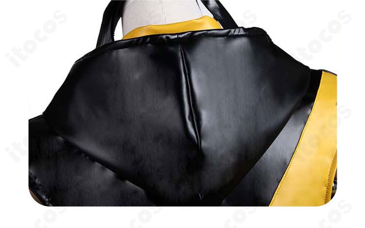 ウィーディ衣装の衣帽・装飾ディテール。ロゴ風意匠と縁取りの仕上げを示す拡大写真。