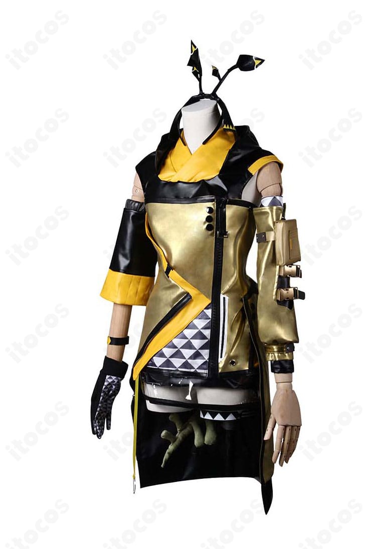 ウィーディ衣装の側面ビュー。太ももベルトやポーチ位置、フィット感のシルエットを確認できる写真。