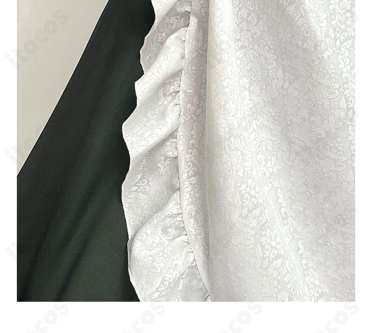 スカート裾のトリム装飾とフレアの出方。動きに映えるシルエットを示すディテール。