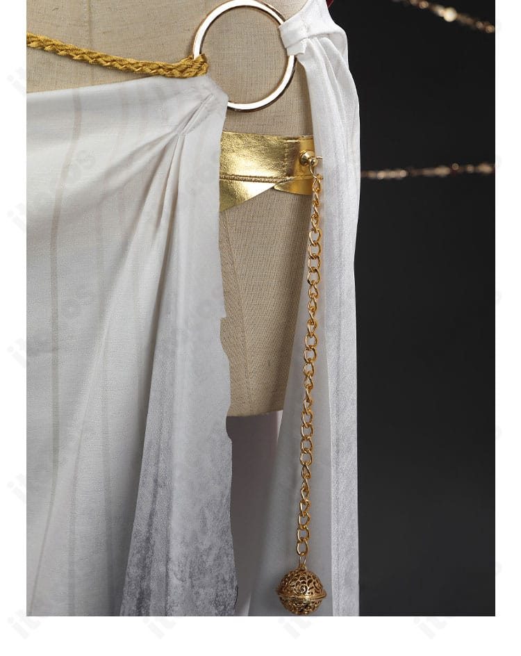 腰飾りの拡大。ベルトの装着位置とチャームの配置、揺れ感を強調したディテール。