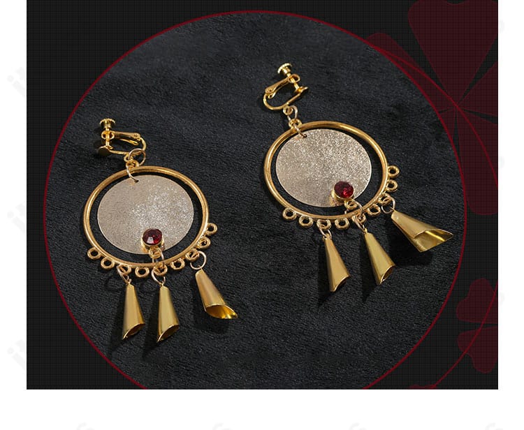 耳飾りの接写。モチーフの造形と金具部分の形状、表面の光沢を表示。