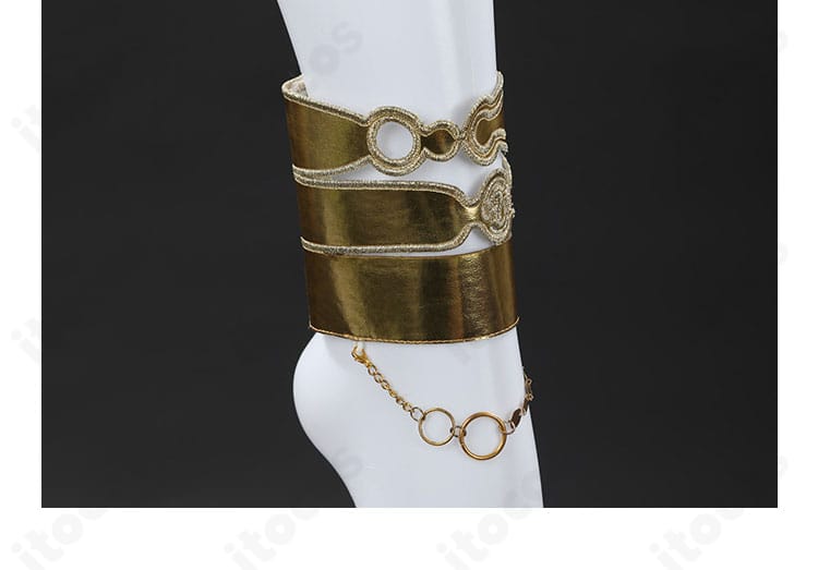 足首飾りの拡大。アンクレット状パーツのデザインと留め位置、表面の質感を確認。