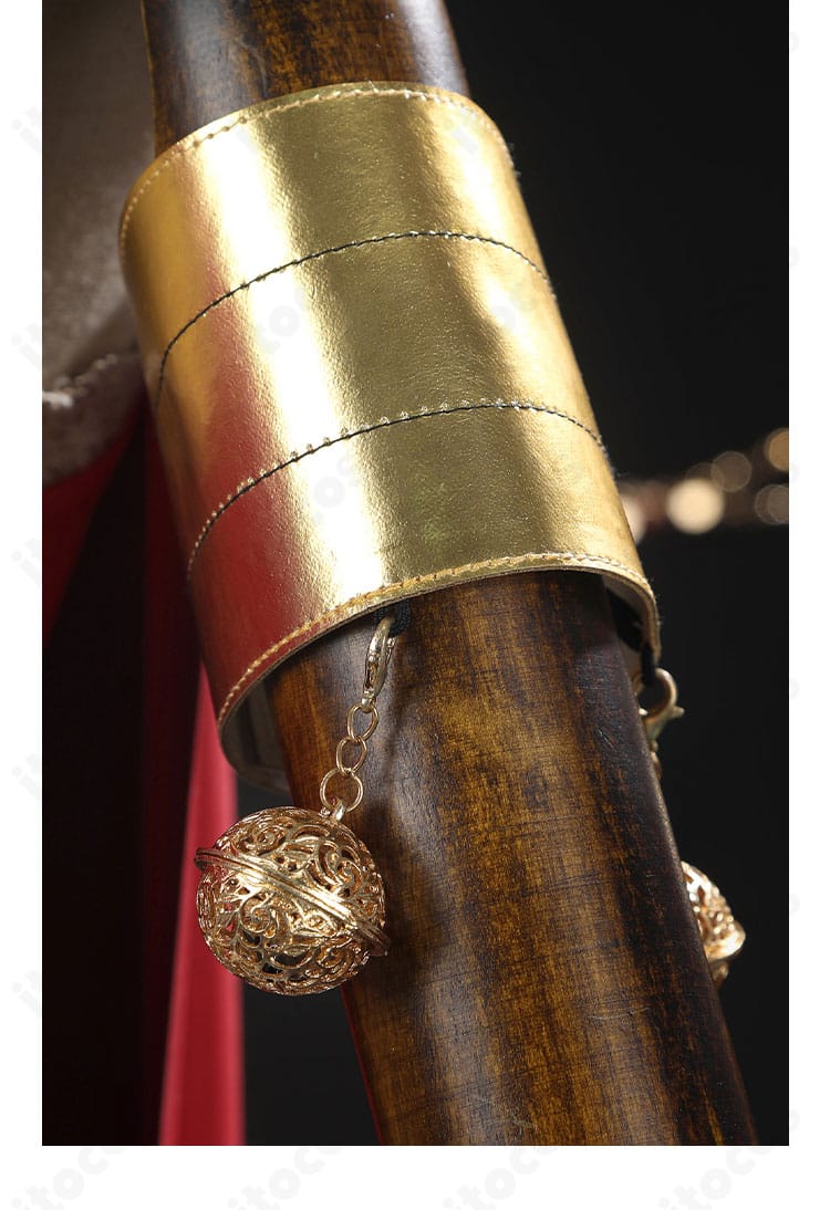 手首・腕飾りの接写。装飾リングとバンドの構造、表面の光沢感を確認。