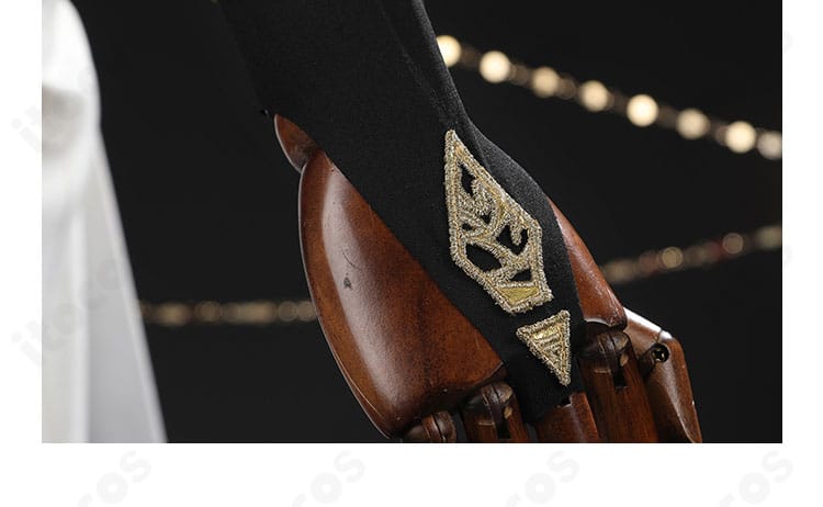 手袋のアップ。指先形状とカフの意匠、フィット感が伝わるディテール。