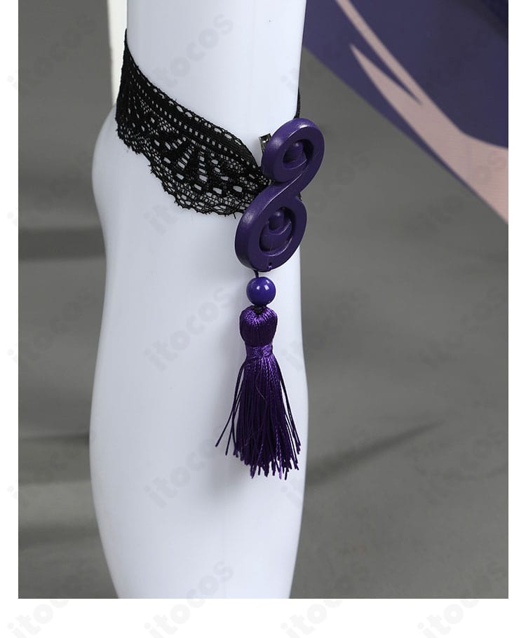 足元の装飾ディテール。足首飾りと靴下の組み合わせ、コーデ全体の統一感を表現。