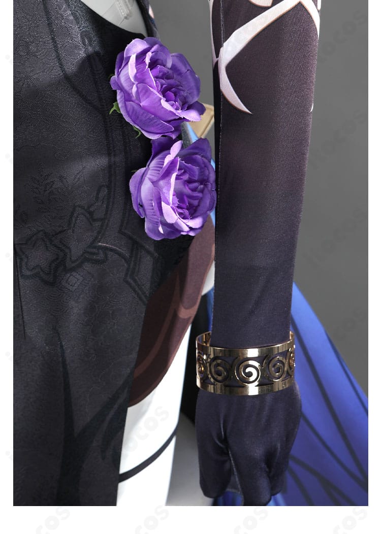 腕飾りと腰飾りのアップ。バランスを整えるアクセサリー配置と煌めきが撮影映え。