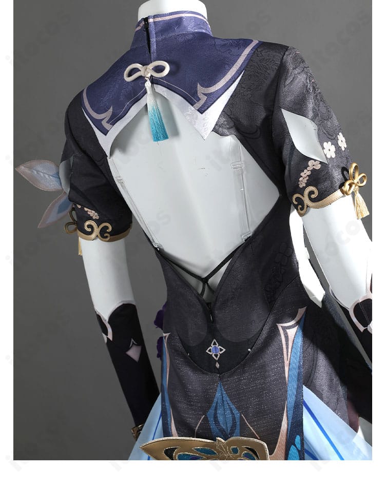 衣装背面装飾の近接。背中のモチーフと留め具の構成を明瞭に示す。