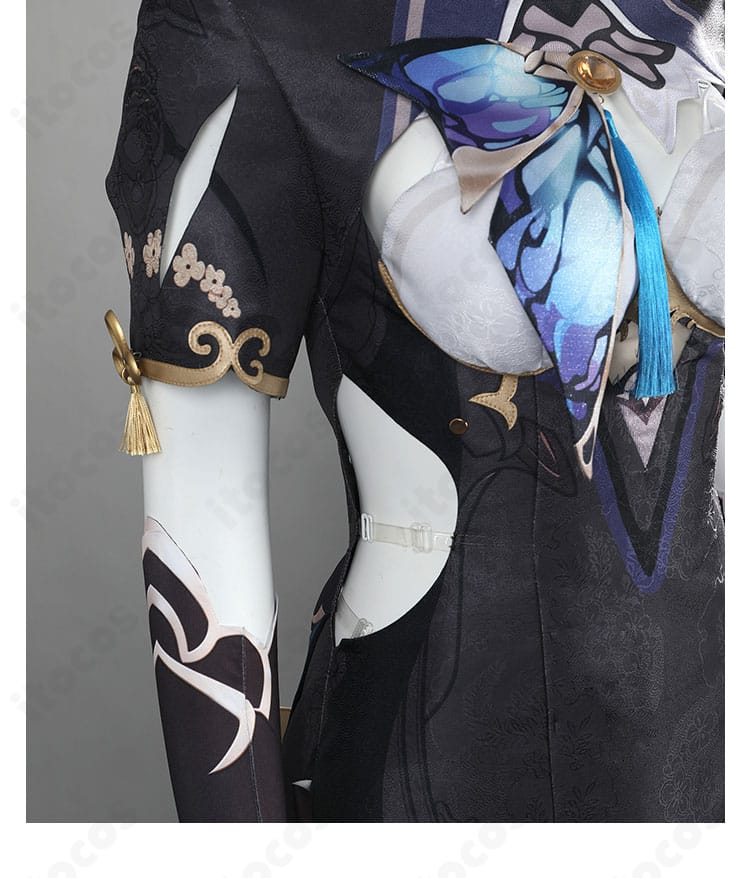 右袖と襟まわりのアップ。縁取りと装飾パーツの配置、華やかなディテールが際立つ。