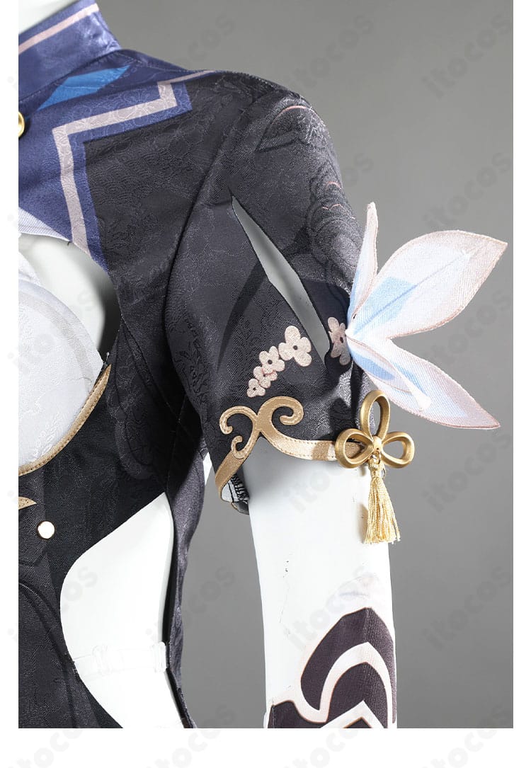 左袖と肩の装飾アップ。肩線の構造と細部の意匠を確認できるクローズアップ。