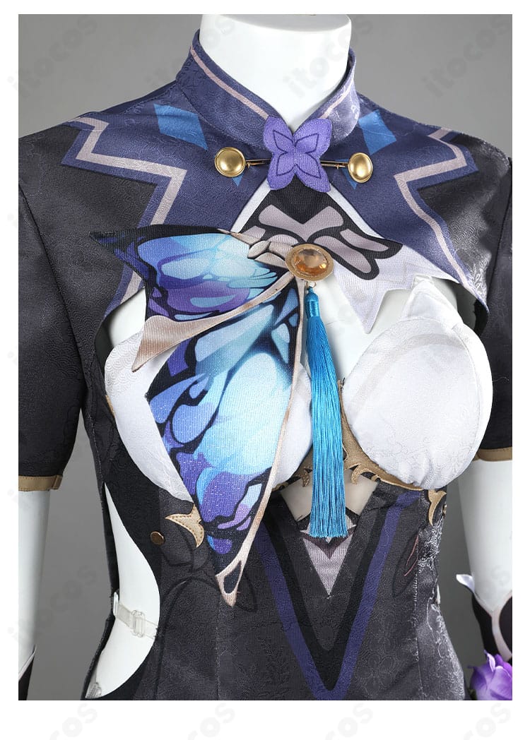 上衣の装飾アップ。刺繍風意匠とパーツ配置、質感が伝わる胸元デザインの近接写真。