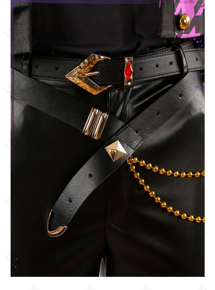 腰ベルト装飾の詳細。バックル形状とストラップの取り付け位置を示す