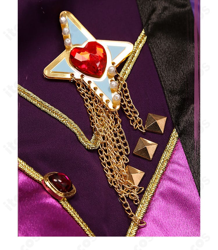 右胸前の装飾ディテール。エンブレムとチェーンの重なり配置が確認できる近接画像