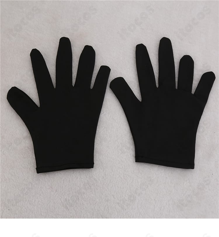 手袋の質感と装飾。キャラクター性を補強するアクセサリーのアップ。