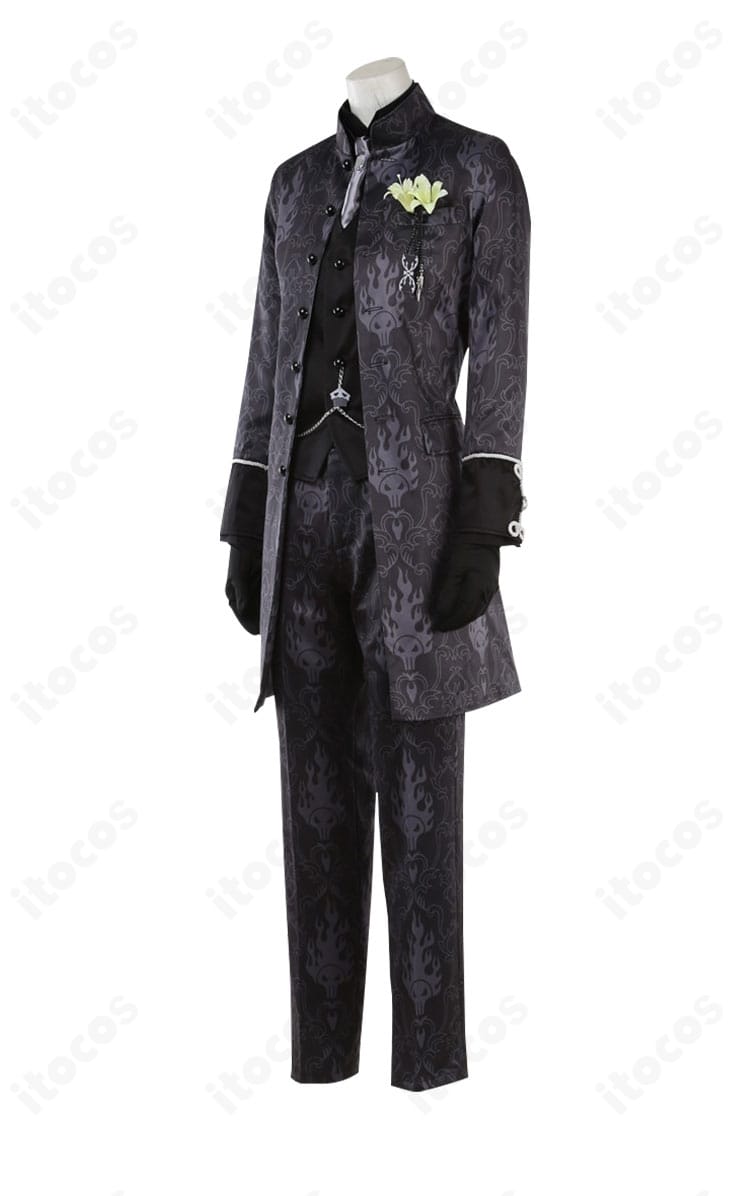 左斜め後ろから見たコスプレ衣装。コートの背面ラインと裾の設計が分かる画像。