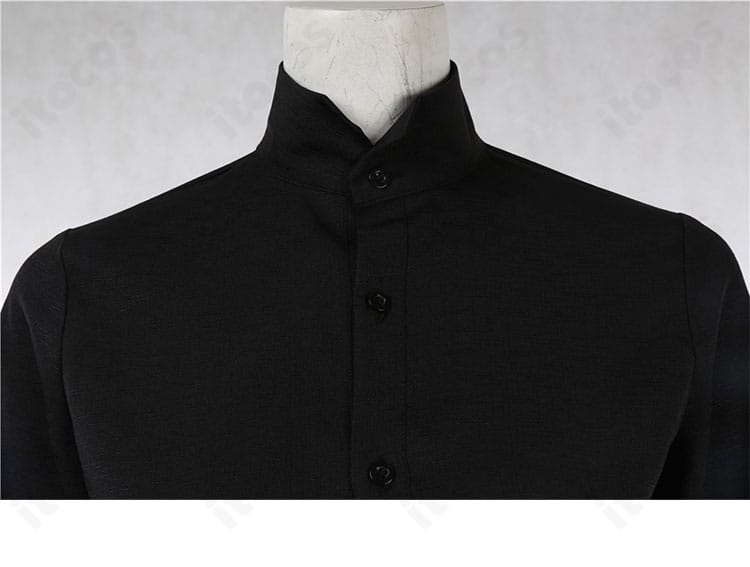 襟の刺繍と縁取りの質感。近接撮影で映える精緻な仕立て。