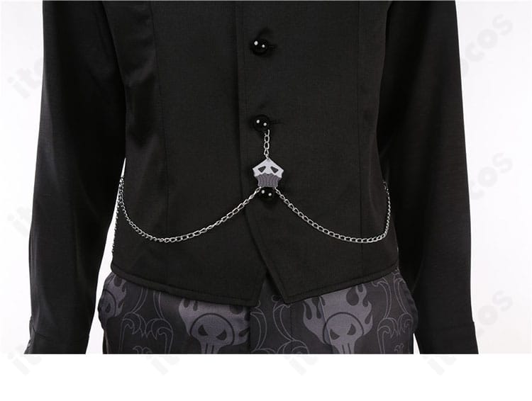 腰のチェーン装飾ディテール。アクセントとして映えるメタル調パーツ。