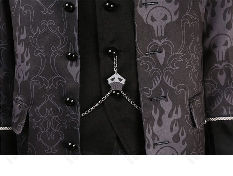 襟元の装飾と縁取り刺繍。ツイステ風の端正なデザインを強調。