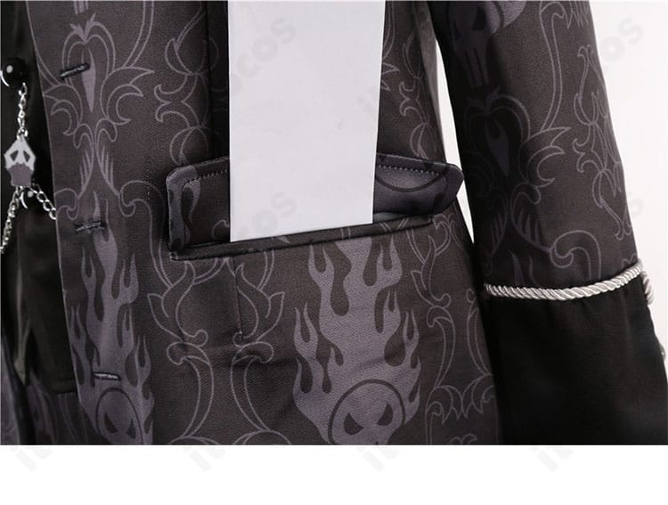 コートのポケット周りの意匠。実用性とデザイン性を両立したディテール。