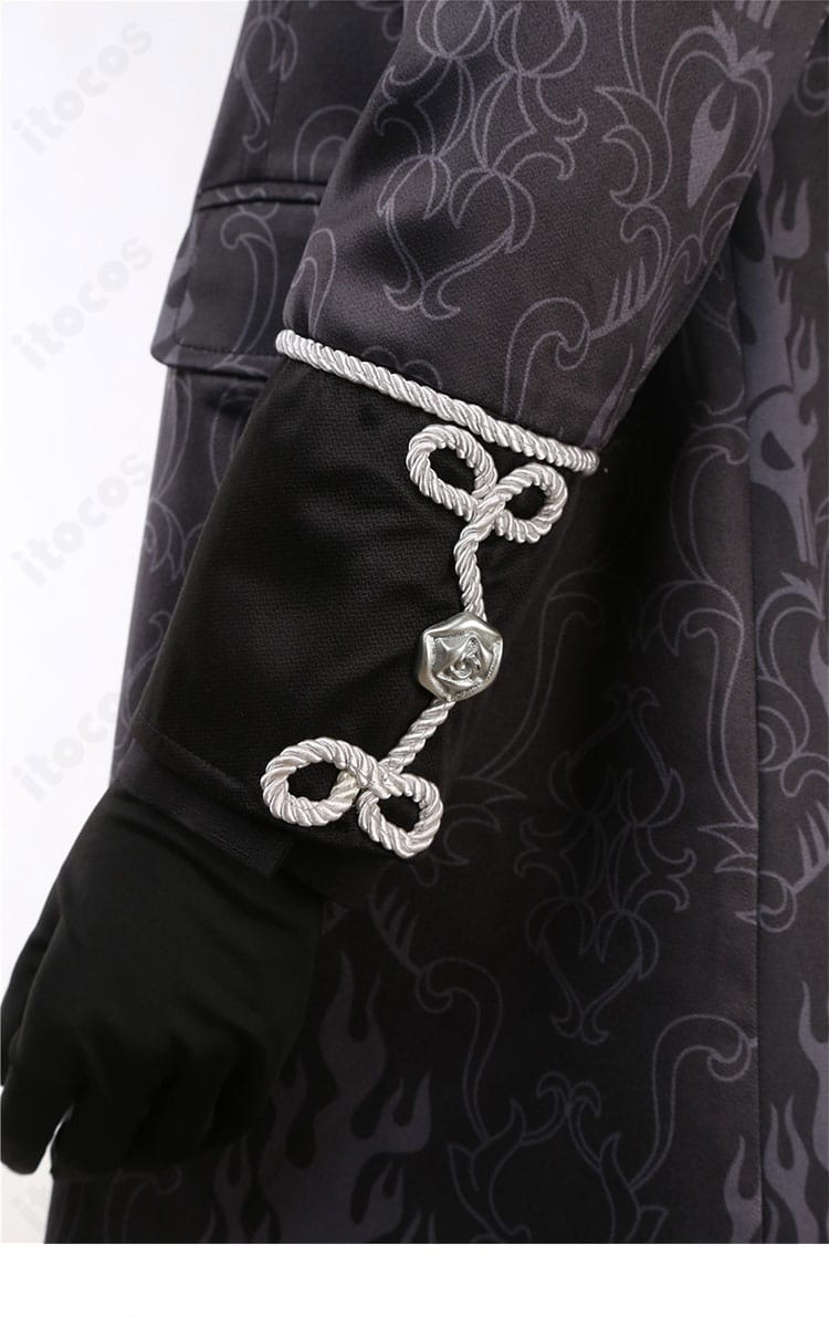 袖口の装飾クローズアップ。ステッチとパーツ配置で高級感を表現。