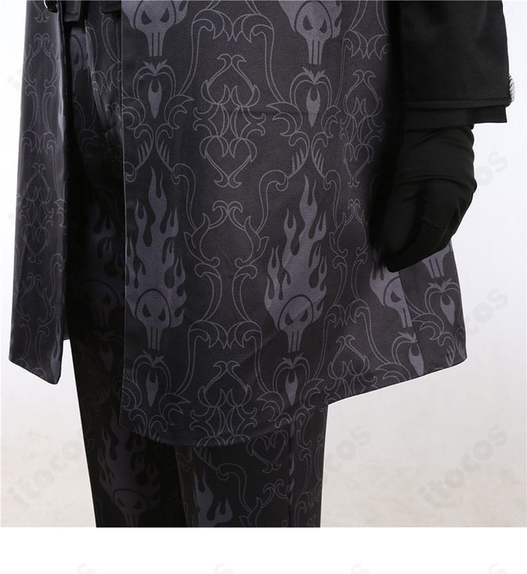 コート裾の装飾アップ。シャープなラインで礼装らしい雰囲気を演出。