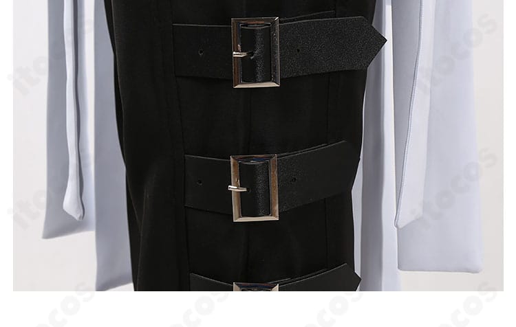 パンツ脚部の装飾ラインと生地の発色を示す近接カット