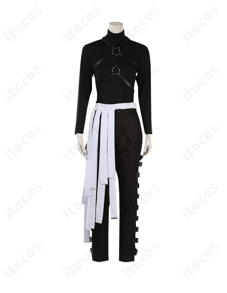 インナーの黒い長袖シャツ前面のディテールとストレッチ感を示す近接画像