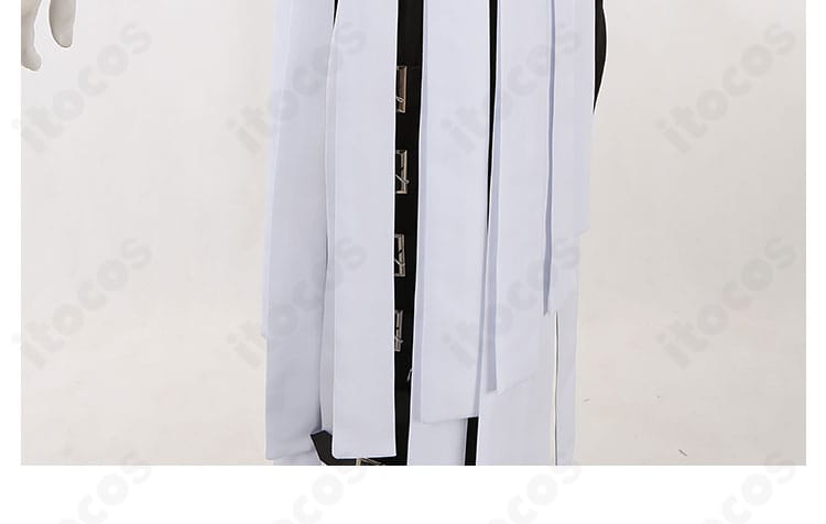 コート裾部分の装飾とヘムラインの縫製仕上げを示す写真