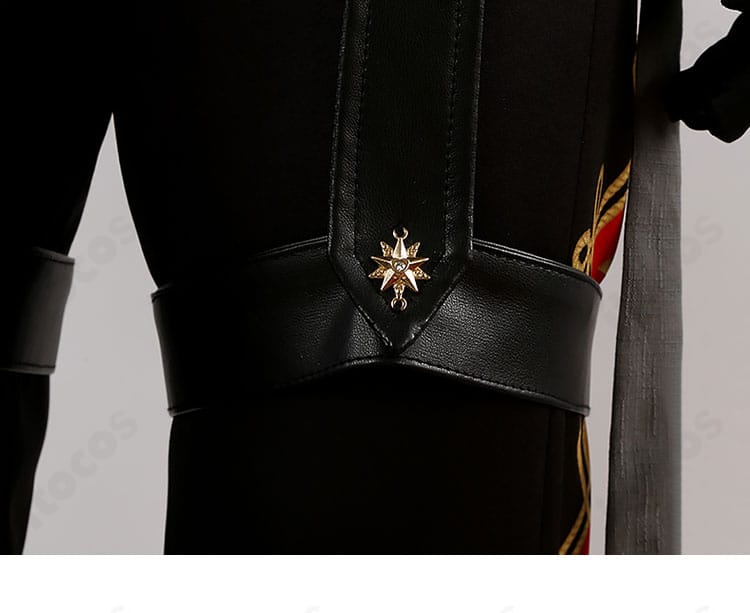 足元アクセントのクローズアップ。太もも飾りとストラップの質感・固定方法が分かる。