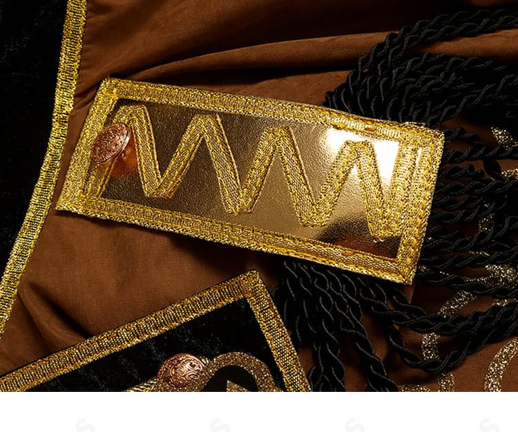 肩部装飾の重要パーツ。立体縫製で形を保つ設計を強調したクローズアップ。