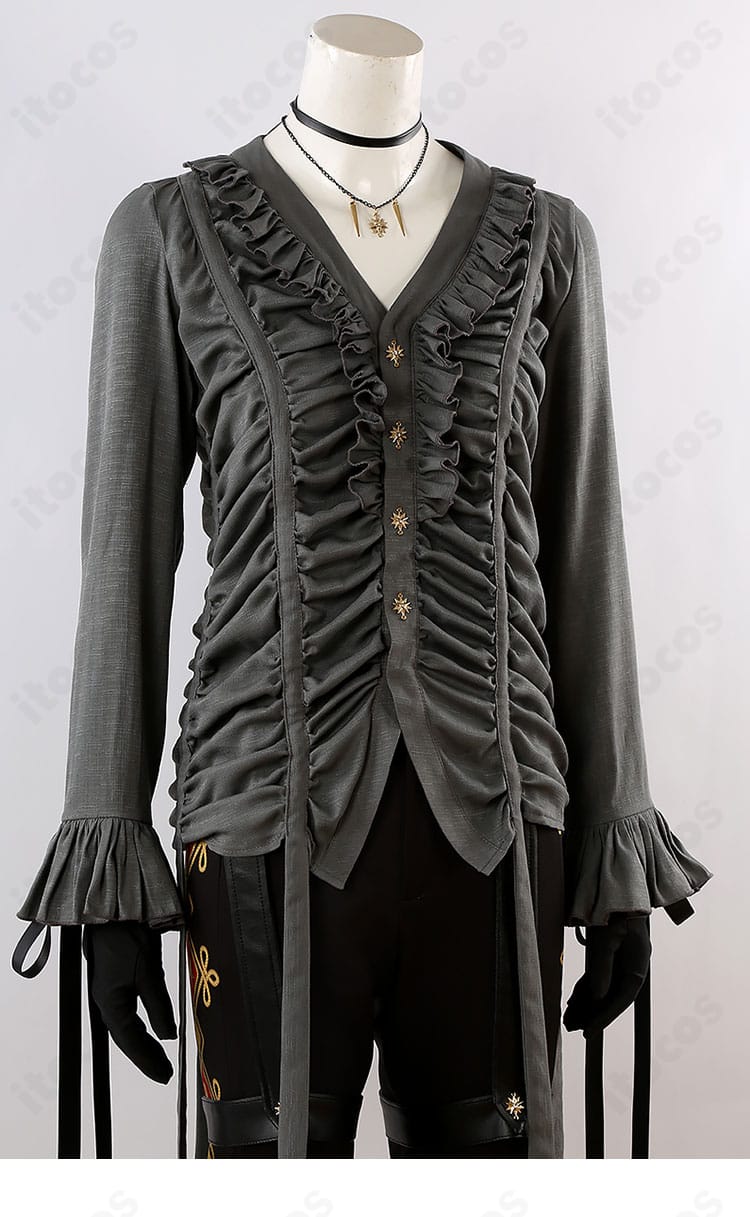 インナー装飾の接写。胸元の意匠と素材感、重ね着時の見え方を確認できる。