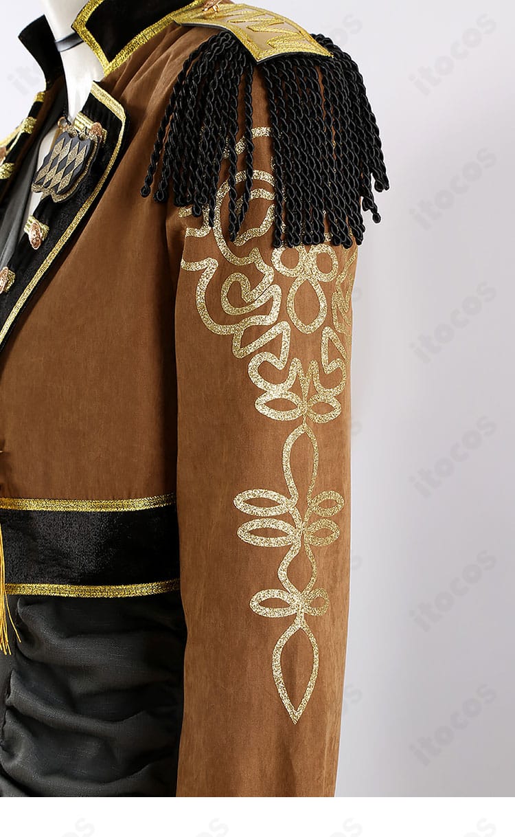 肩・袖の装飾アップ。肩章とフリンジの重なり、ステッチワークの精度を確認。