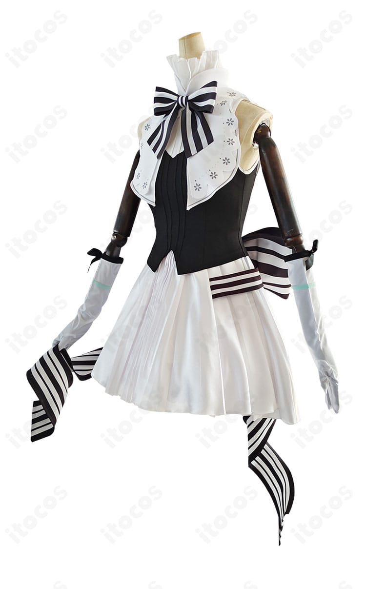 初音ミクシンフォニー2024 初音ミク衣装の側面。ワンピースのラインと蝶結びの厚み・位置関係が分かるアングルの画像。