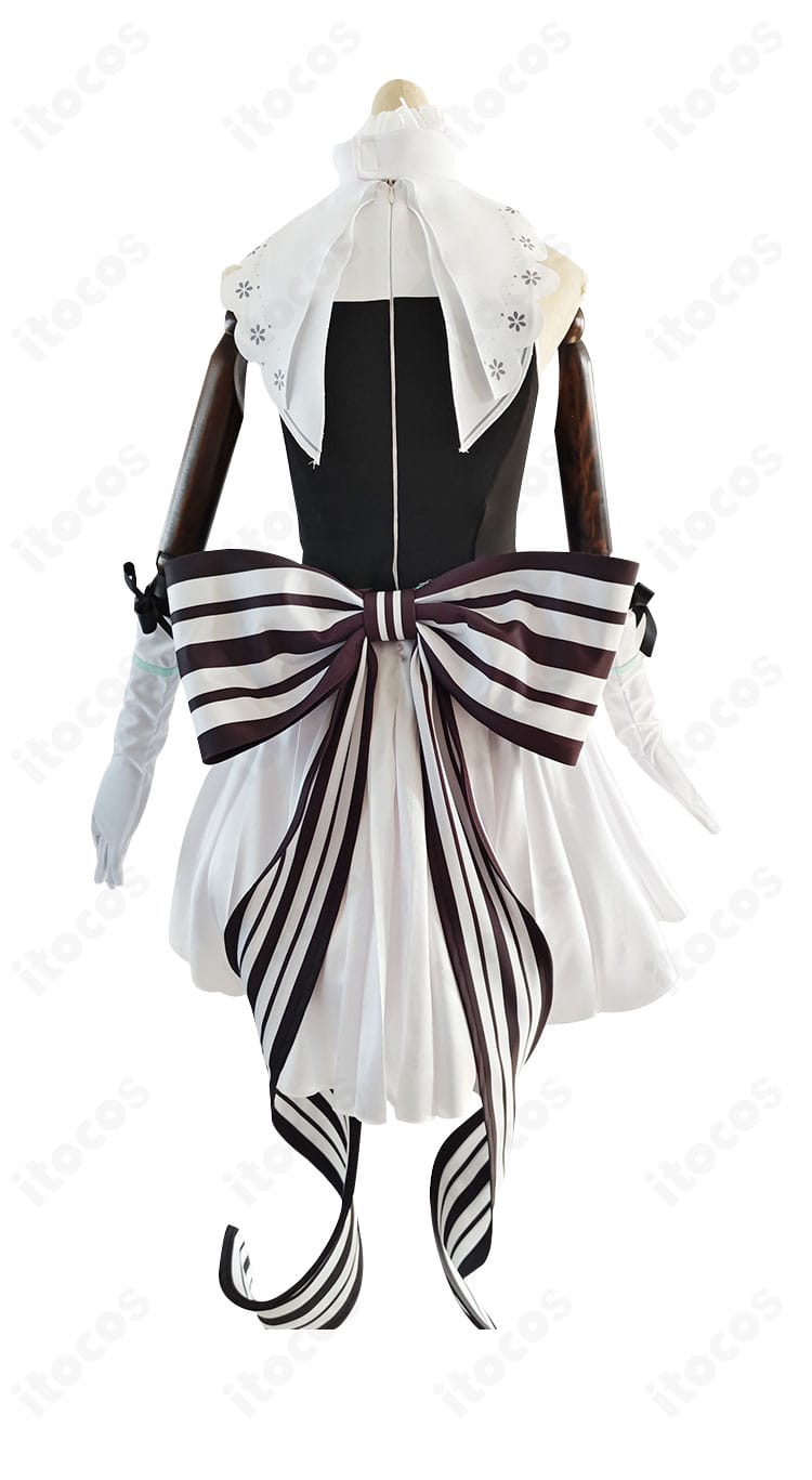 初音ミクシンフォニー2024 初音ミク衣装の背面。背部蝶結びの存在感と裾の広がりが分かるシルエット重視の画像。