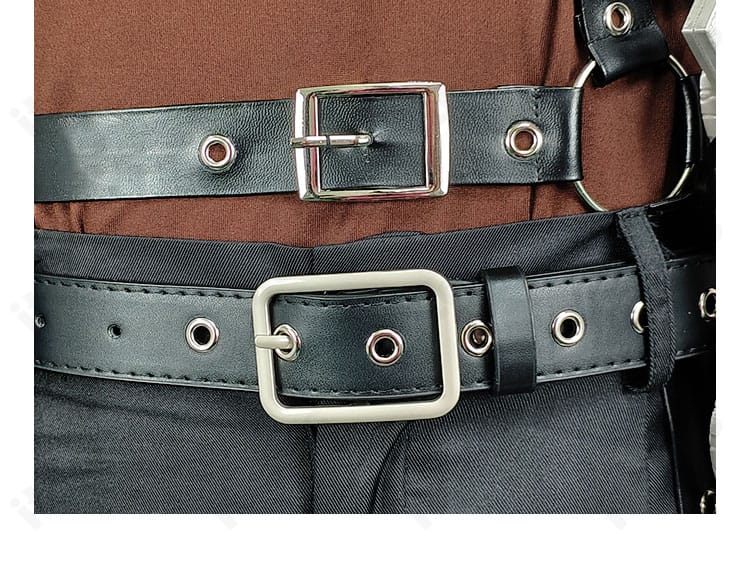 腰帯とベルト周りの装飾アップ。ノワールらしいダークな質感で統一。