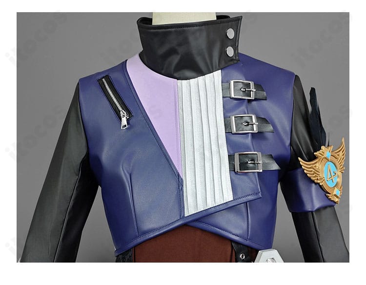 上衣（コート）部分の装飾アップ。門襟の意匠と装飾パーツの質感が確認できる。