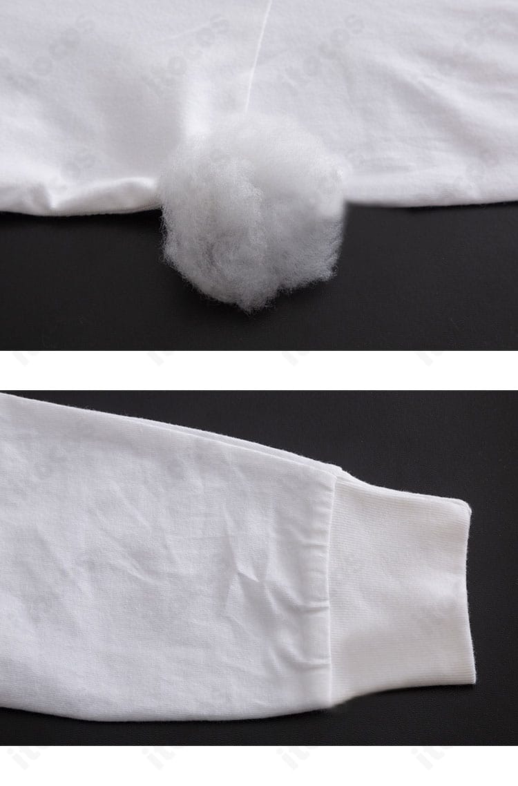 袖デザインのアップ。カフスの形状とボタンの質感が伝わるディテールショット。