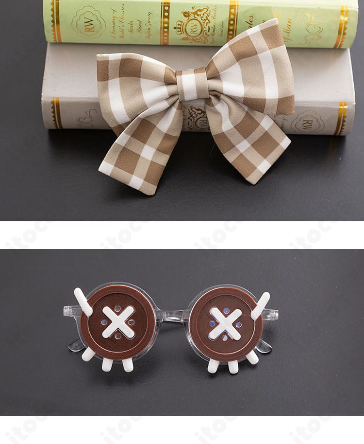 眼鏡と蝶結びの髪飾りのセット小物。『秋の遠足』のキーアクセントを丁寧に再現。