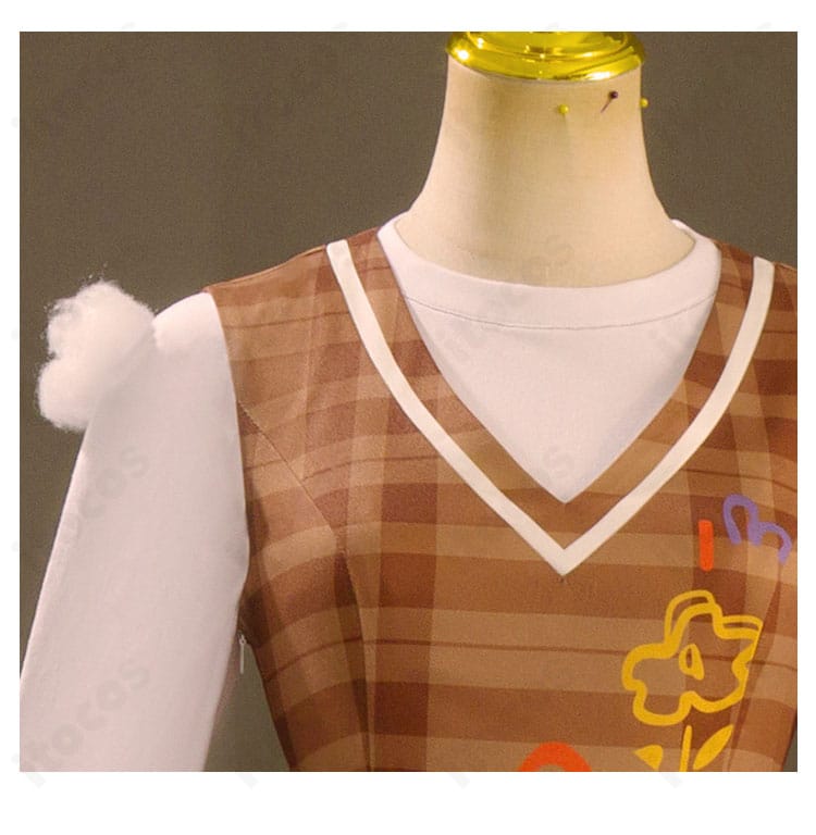 肩と袖口の装飾ディテール。ステッチとカフスの仕立てで再現度の高さを表現。