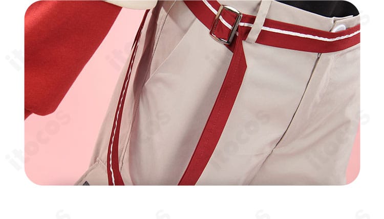 ベルト装飾のディテール。金具の質感と帯の厚み、装着感を確認できる