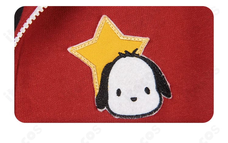 胸前装飾のディテール。刺繍と意匠パーツの質感、糸色コントラストが分かるクローズアップ