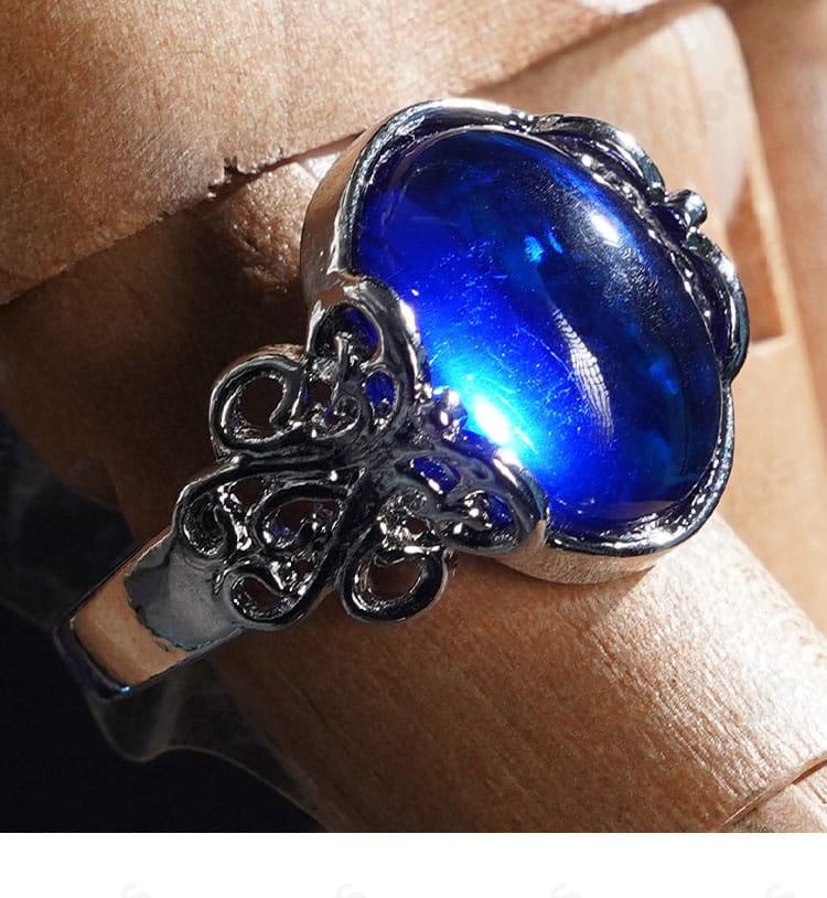 アイウェア周りのディテール。メガネと目元装飾でキャラクターの雰囲気を再現。