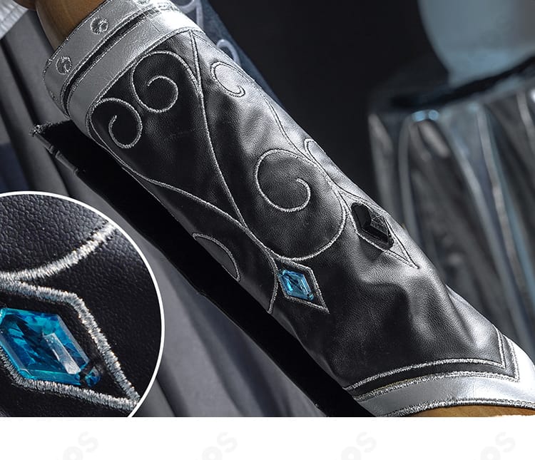 右腕の装飾クローズアップ。縁取りとステッチの整った仕上げを確認。