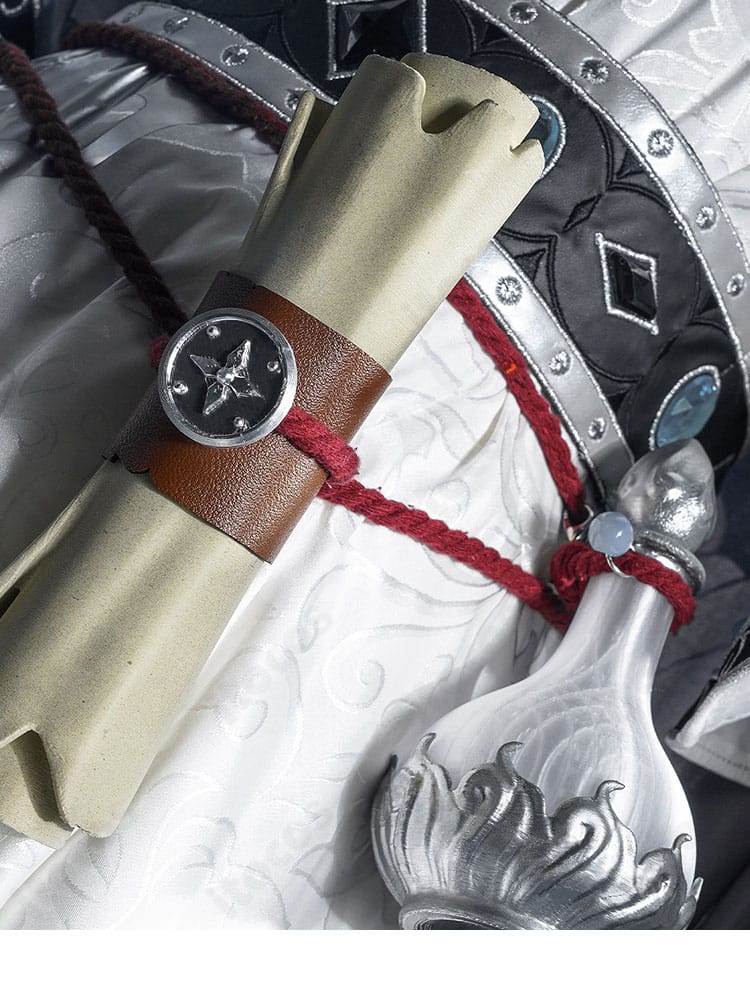 腰間装飾の近接写真。飾り紐と金具のコントラストがキャラクター性を演出。