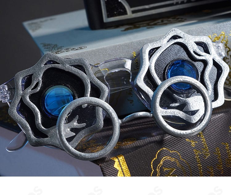 セット内容一式のレイアウト画像。ワンピース、マント、小物まで揃った同梱品を一覧できます。